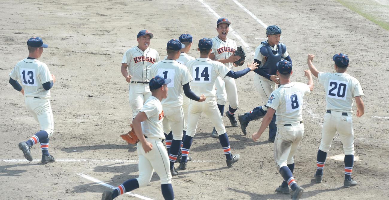 九州産対筑陽学園　試合に勝利し、笑顔を見せる九州産ナイン（撮影・佐藤究）