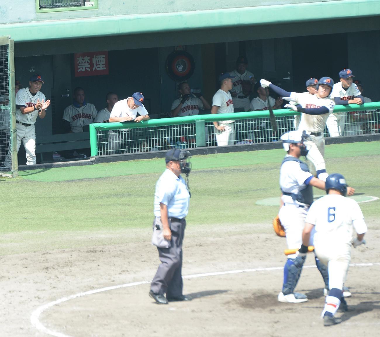 九州産対筑陽学園　試合中にベンチで手をたたく九州産・吉竹監督（左）（撮影・佐藤究）