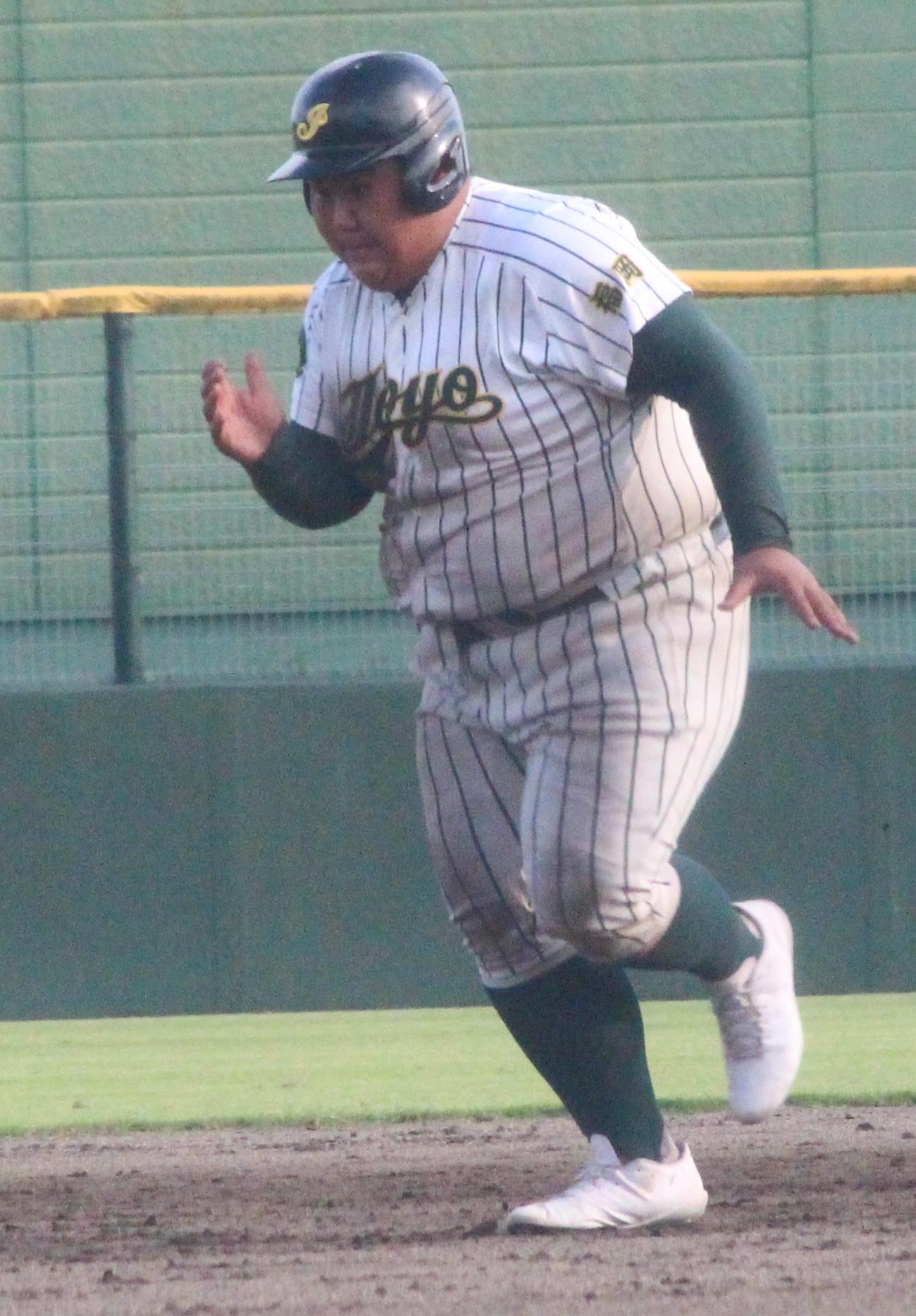 福岡常葉対久留米　巨体を揺らして走る福岡常葉・後藤（撮影・菊川光一）