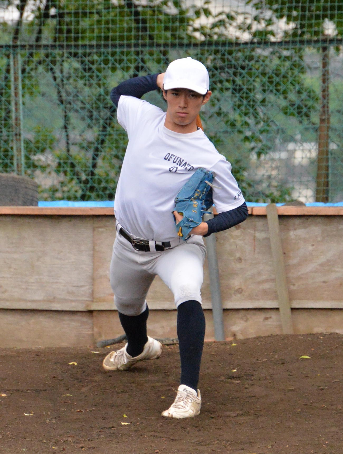 繰り返し、投球フォームを確かめる大船渡・佐々木怜（撮影・濱本神威）