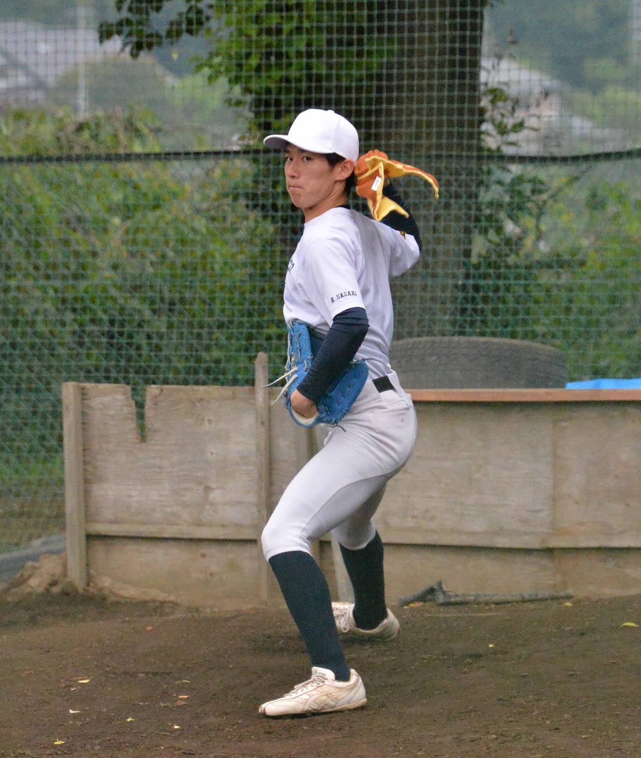 タオルを使い、投球フォームの感覚を確かめる大船渡・佐々木怜（2023年6月30日撮影）