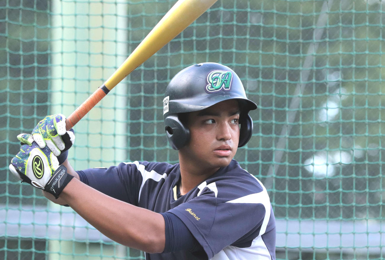 高校通算27本塁打のバスネット・スエス外野手（撮影・黒須亮）