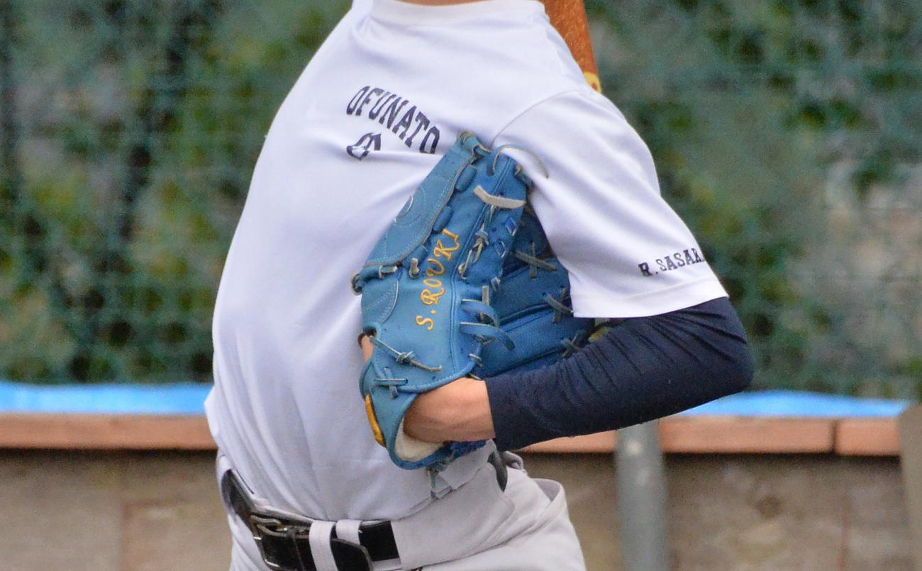 大船渡・佐々木怜は、兄朗希の名前の刺しゅうが入ったグラブを使って練習（撮影・濱本神威）