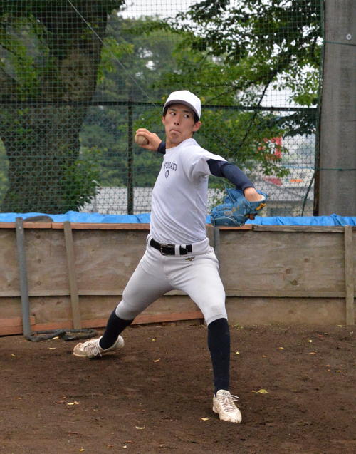身体に覚え込ませたフォームで投球練習をする大船渡・佐々木怜（撮影・濱本神威）