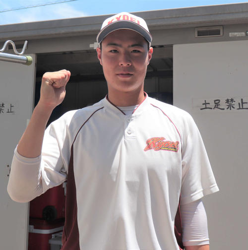 ガッツポーズをする春日部共栄・小林夢行　父はロッテ、阪神、西武で投手として活躍した小林宏之氏