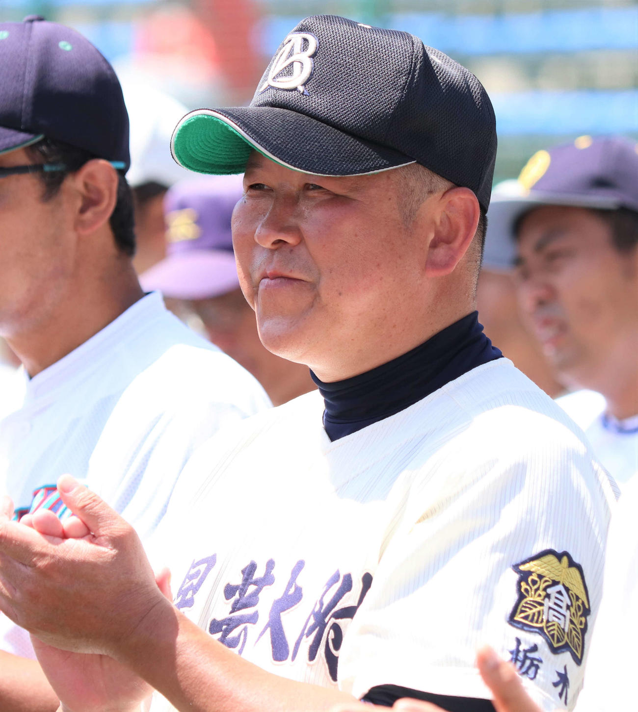 文星芸大付の入江陽主将の選手宣誓に笑顔を見せる高根沢力監督（撮影・黒須亮）