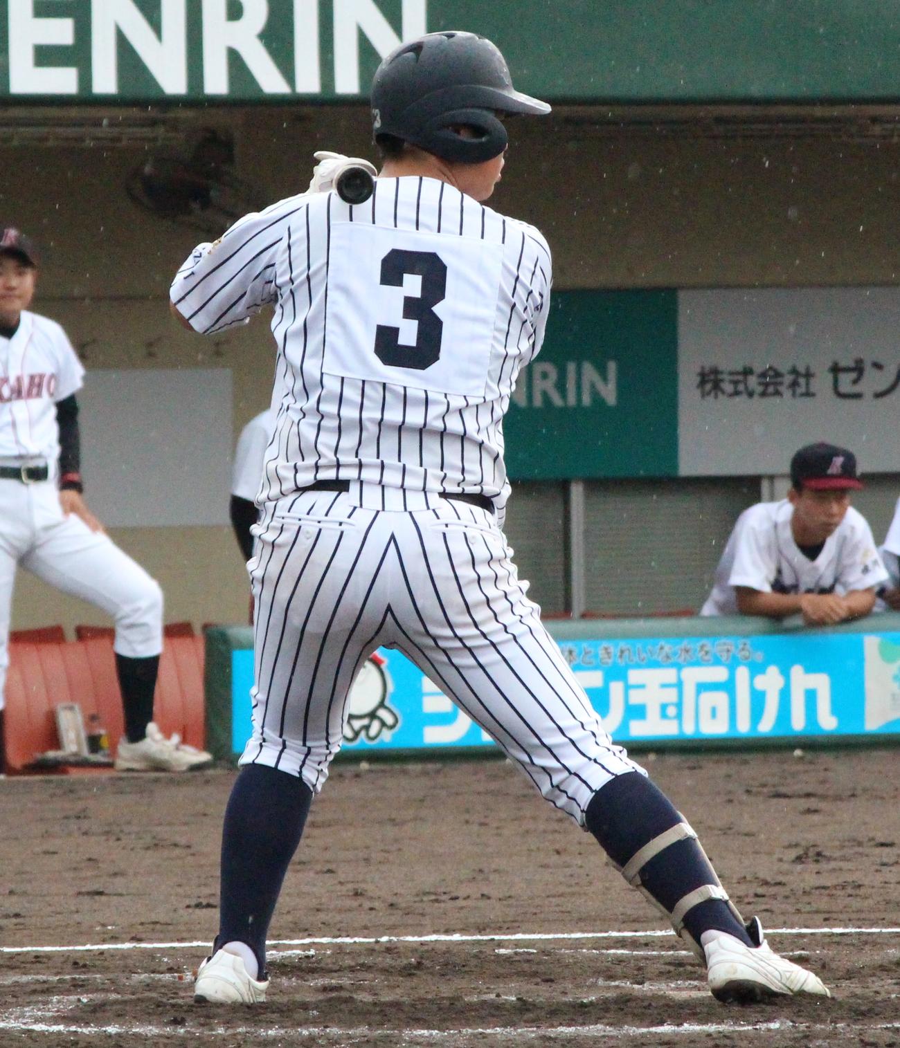嘉穂総合対九州国際大付　構える時、一時バットを肩に置く佐倉俠史朗主将（撮影・菊川光一）