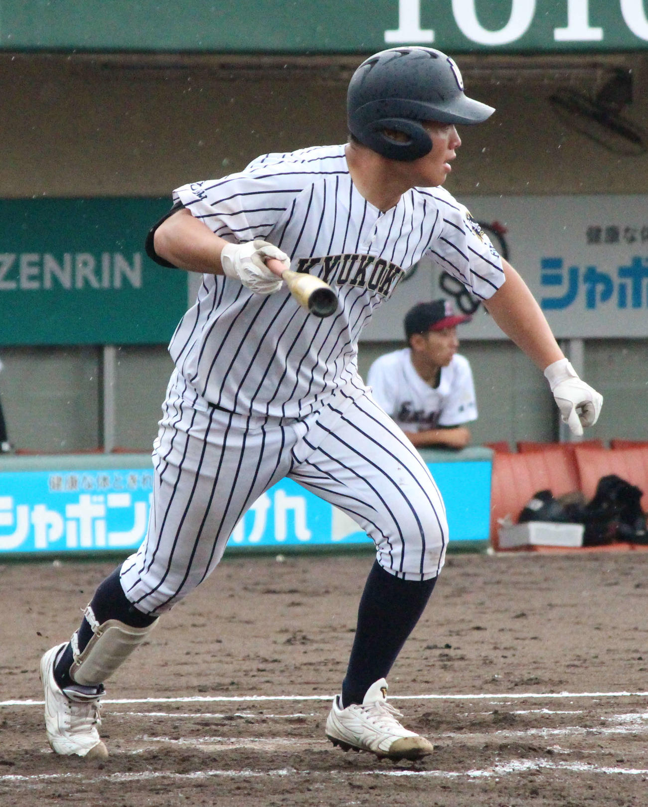 嘉穂総合対九州国際大付　3回裏九州国際大付1死二塁、左前適時打を放つ佐倉（撮影・菊川光一）