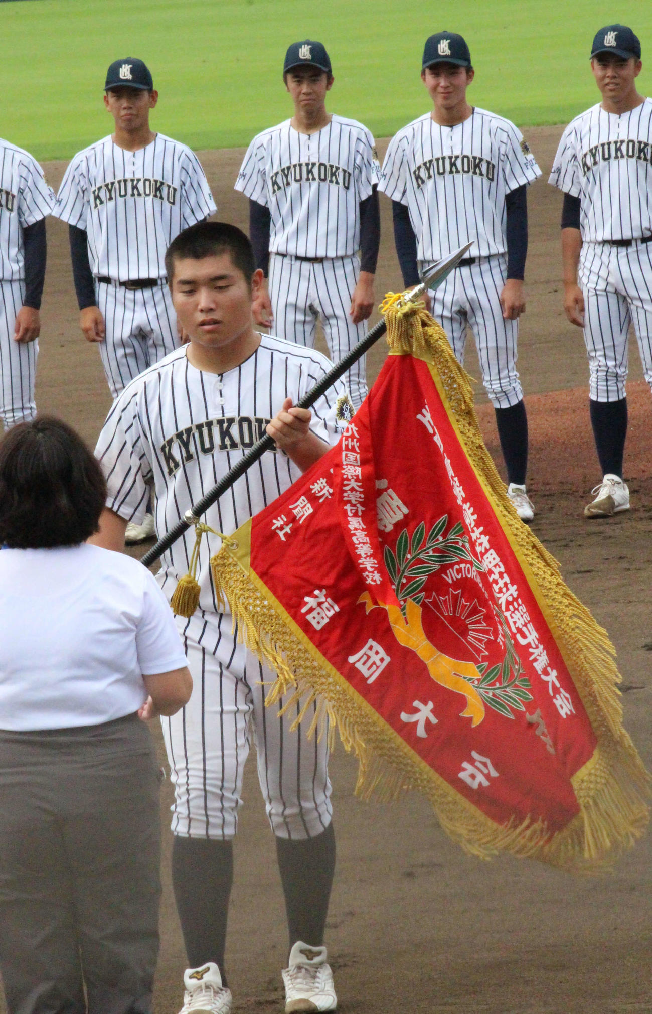 嘉穂総合対九州国際大付　試合前、優勝旗を返還する九州国際大付・佐倉主将（撮影・菊川光一）