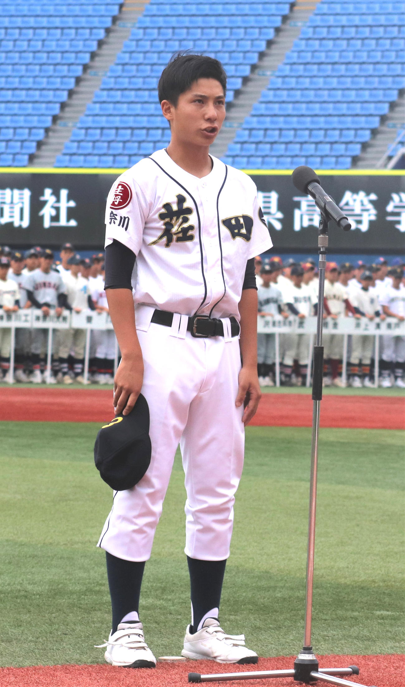 選手宣誓をする荏田・那須主将（撮影・星夏穂）