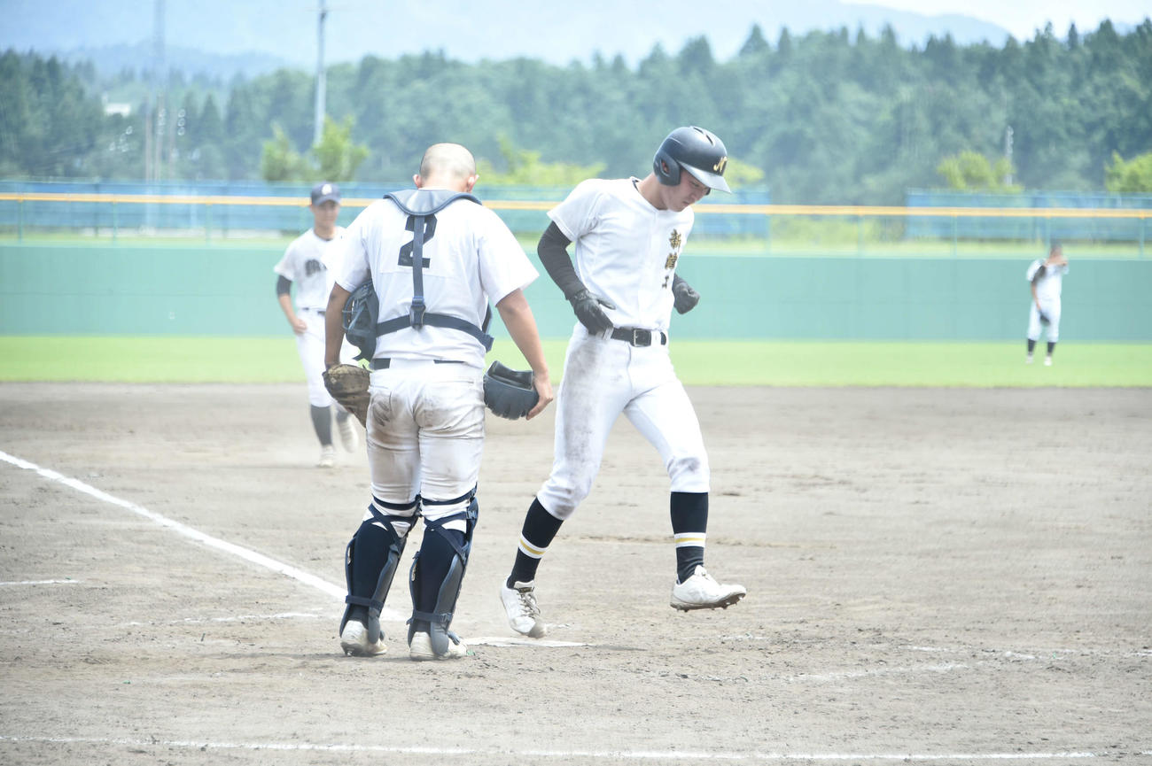 新津工は3－3の9回裏1死満塁、3番田中が四球を選び、三塁走者の斎藤孝がサヨナラ勝ちのホームを踏む