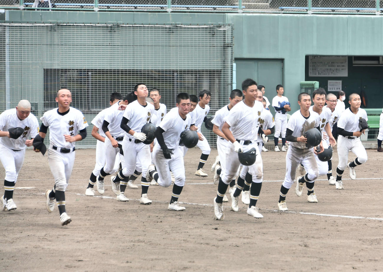 サヨナラ勝ちで初戦を突破し、応援席へあいさつに向かう新津工ナイン