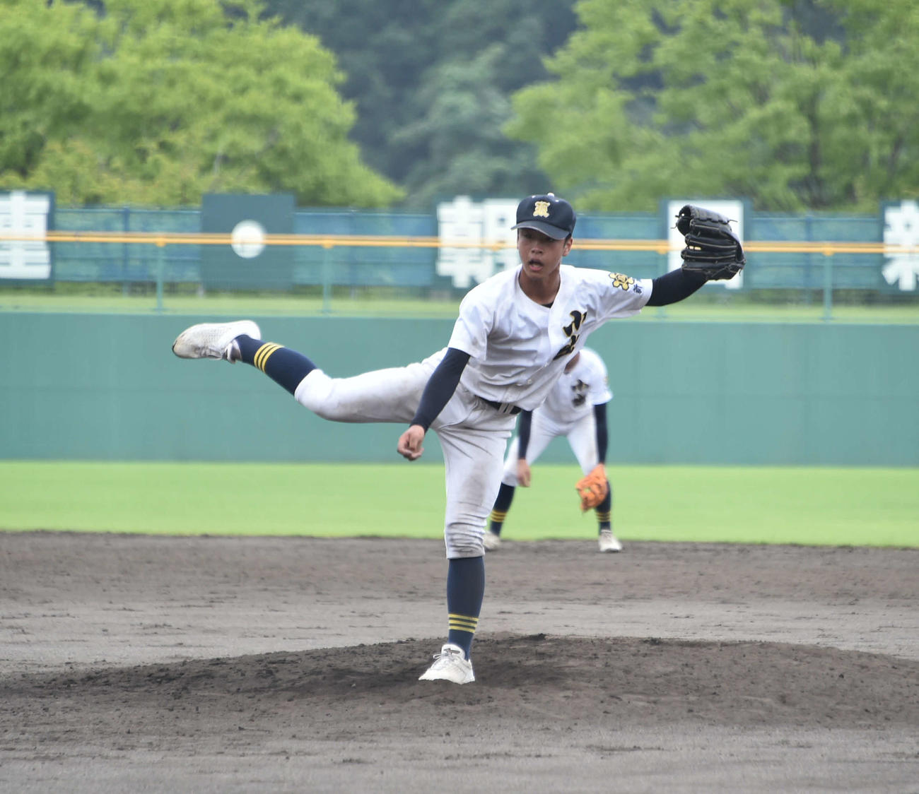 6回途中から3番手で登板し、無失点に抑えた小出・金沢