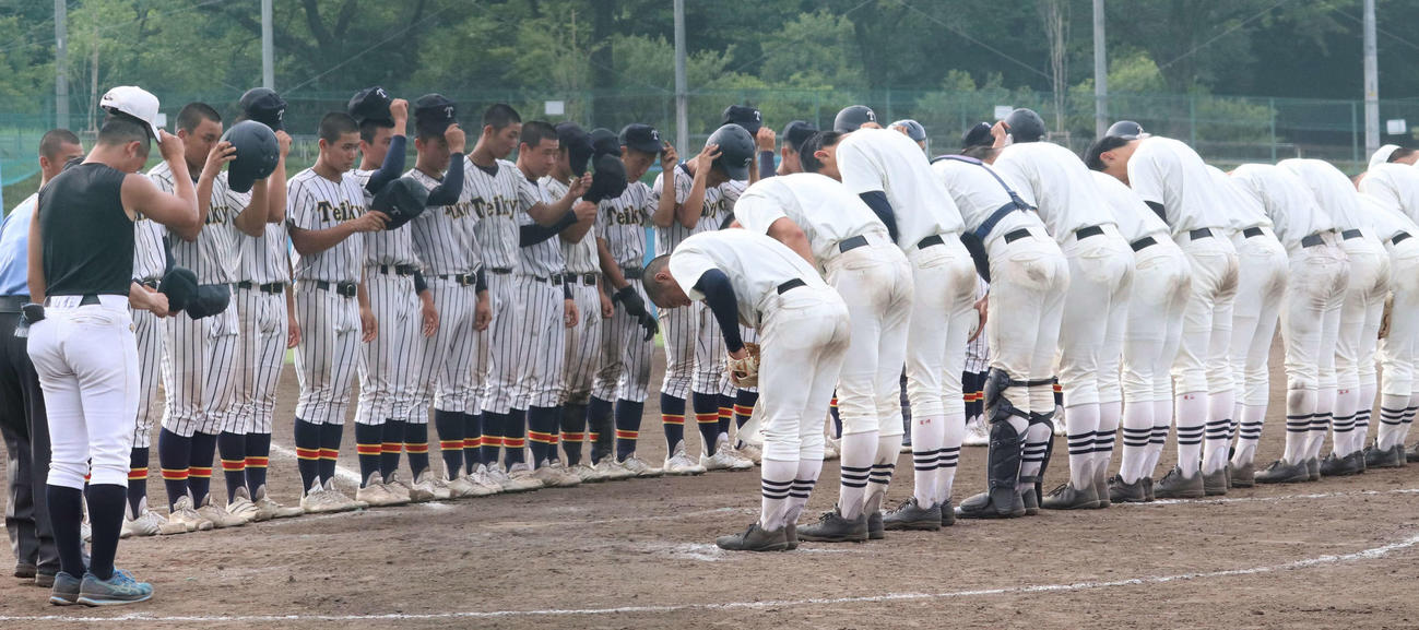 練習試合を終えあいさつをする日大三ナイン（右）と帝京ナイン（撮影・玉利朱音）