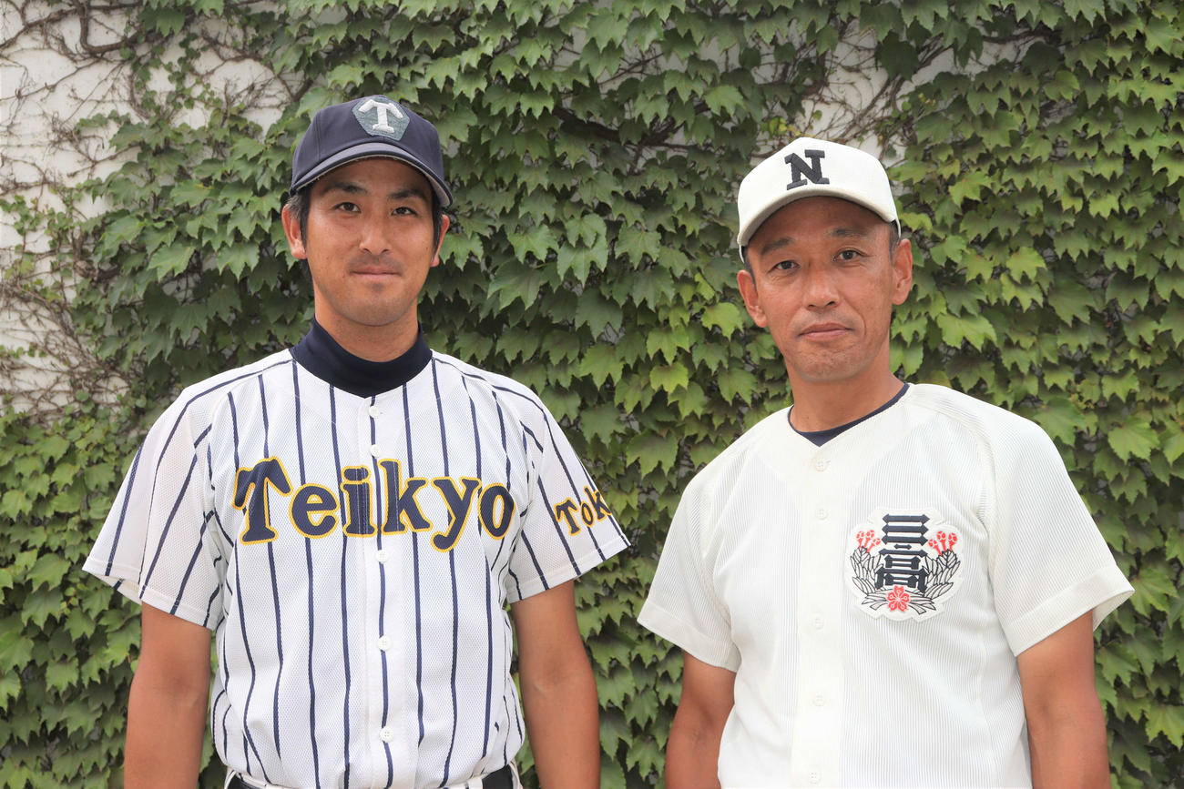 練習試合を終えた日大三・三木監督（右）と帝京・金田監督（撮影・玉利朱音）