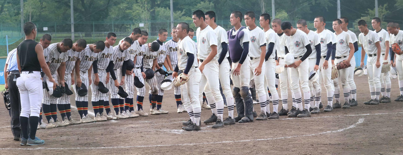 練習試合後のあいさつを終えた日大三ナイン（右）と帝京ナイン（撮影・玉利朱音）