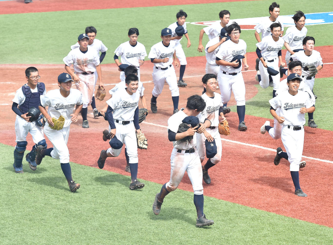 4年連続初戦突破を決め、応援席にあいさつに向かう泉館山ナイン