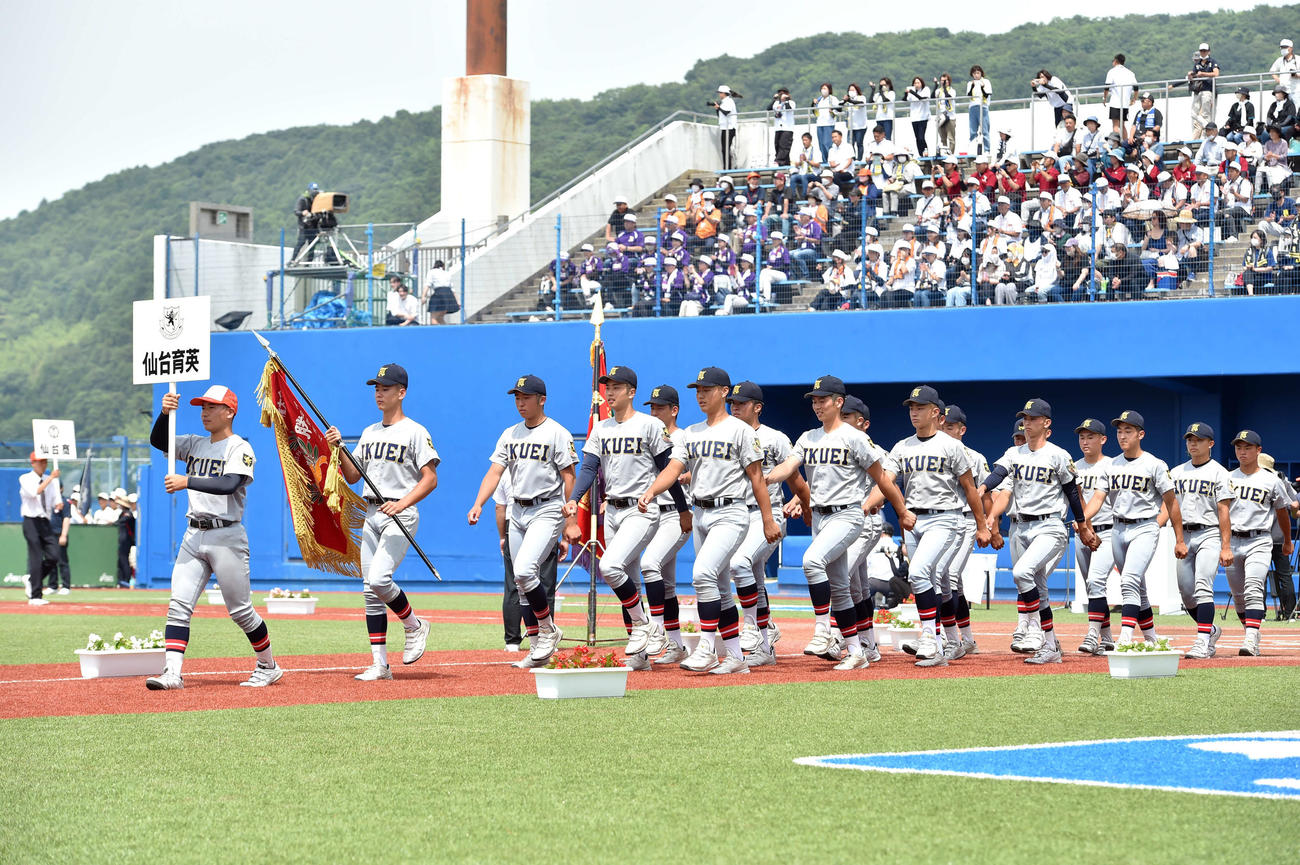 入場行進する仙台育英ナイン
