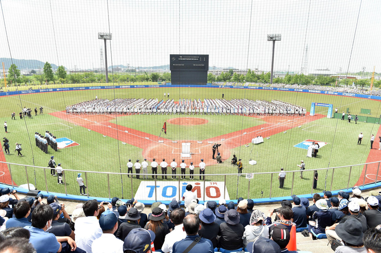 晴天の下、開会式で整列した宮城大会出場チーム（撮影・相沢孔志）