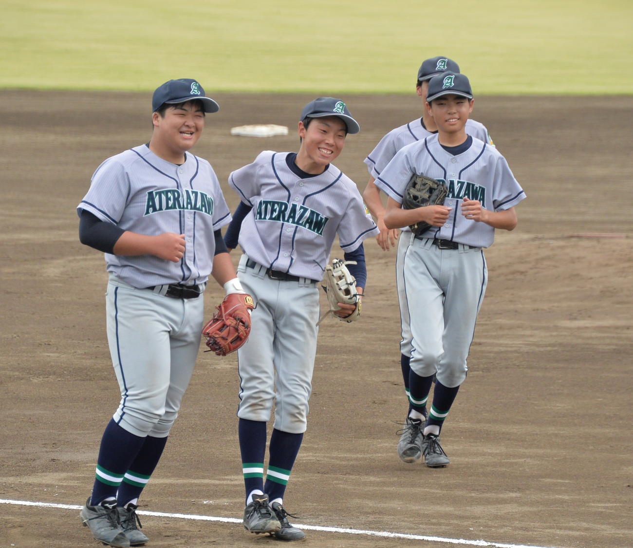 8年ぶりに夏1勝を挙げた先発・横山（中央）ら左沢ナインは笑顔がはじける