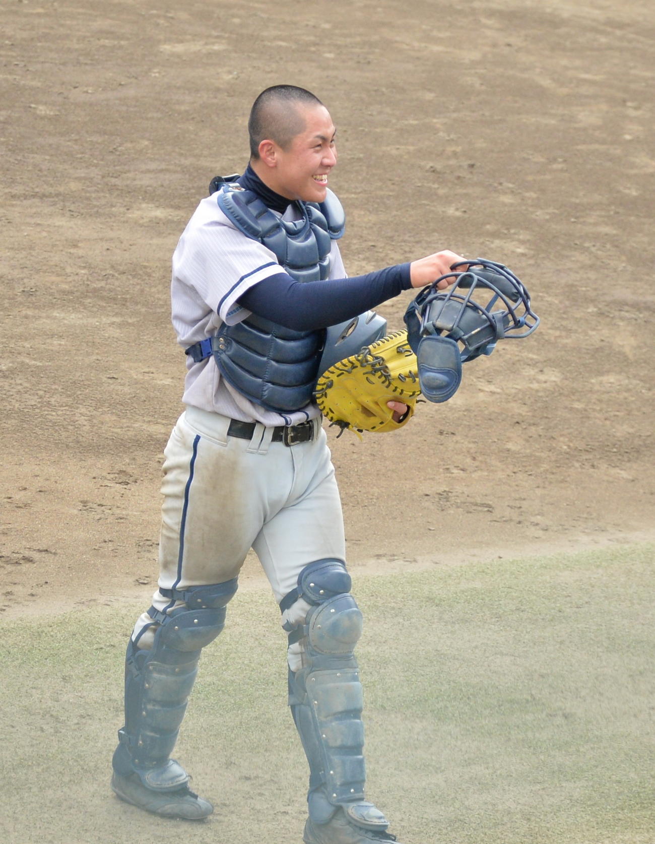 左沢対高畠　8年ぶりの夏1勝を果たし、観客席に向け、笑顔で拳を突き出す井上主将（撮影・濱本神威）