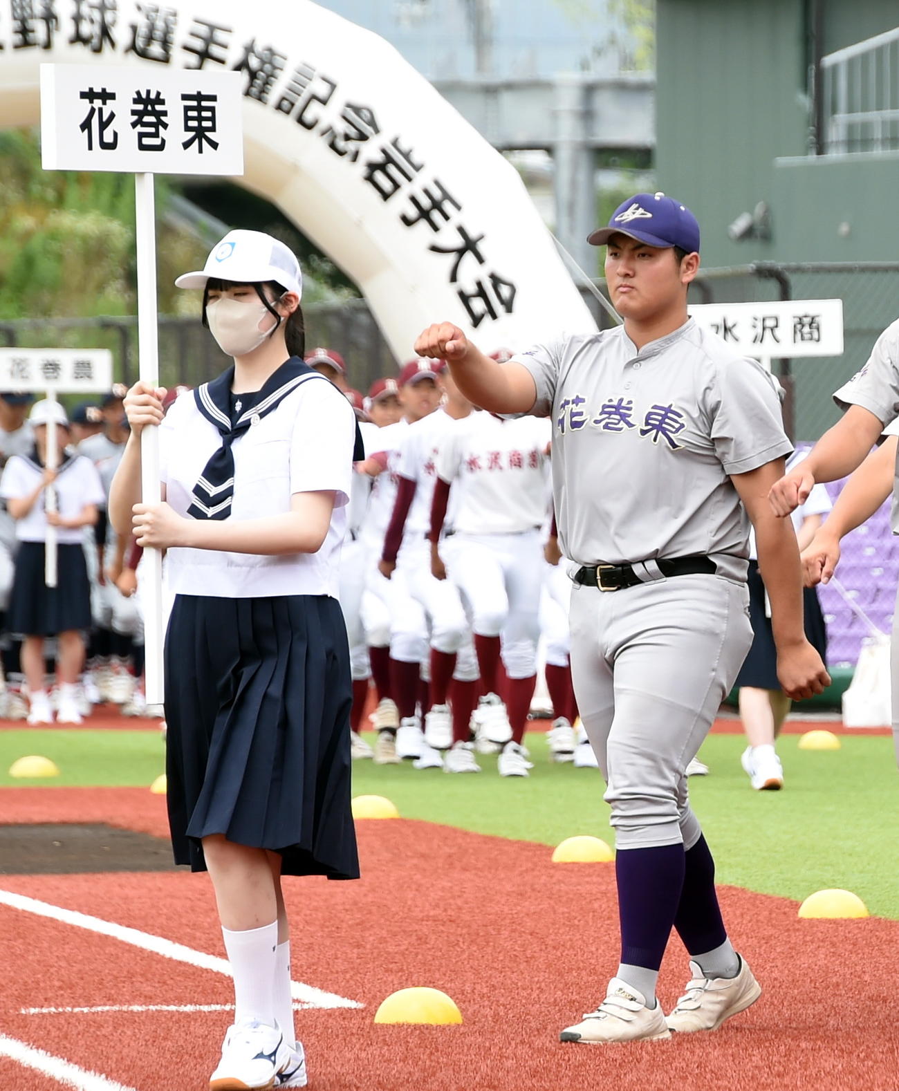 開会式で入場行進する花巻東・佐々木麟（右）（撮影・山田愛斗）