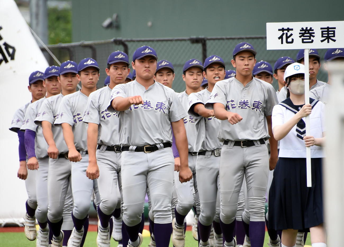 開会式で入場行進する佐々木麟（中央）ら花巻東ナイン（撮影・山田愛斗）
