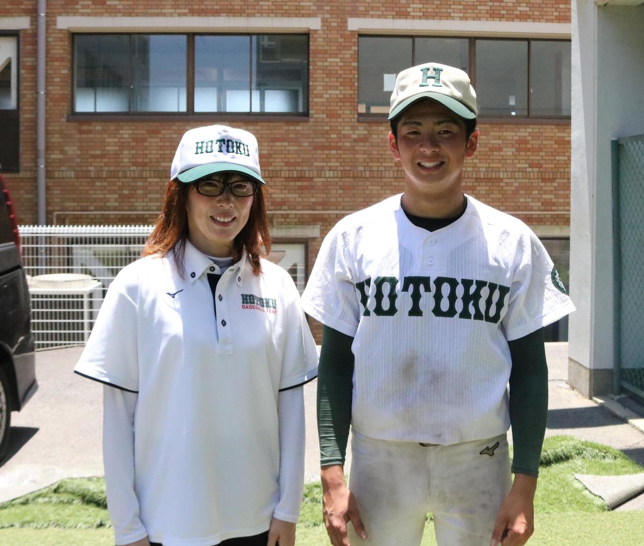 報徳学園の大崎は引退試合を終えて母喜代美さんと笑顔で写真におさまる（撮影・林亮佑）