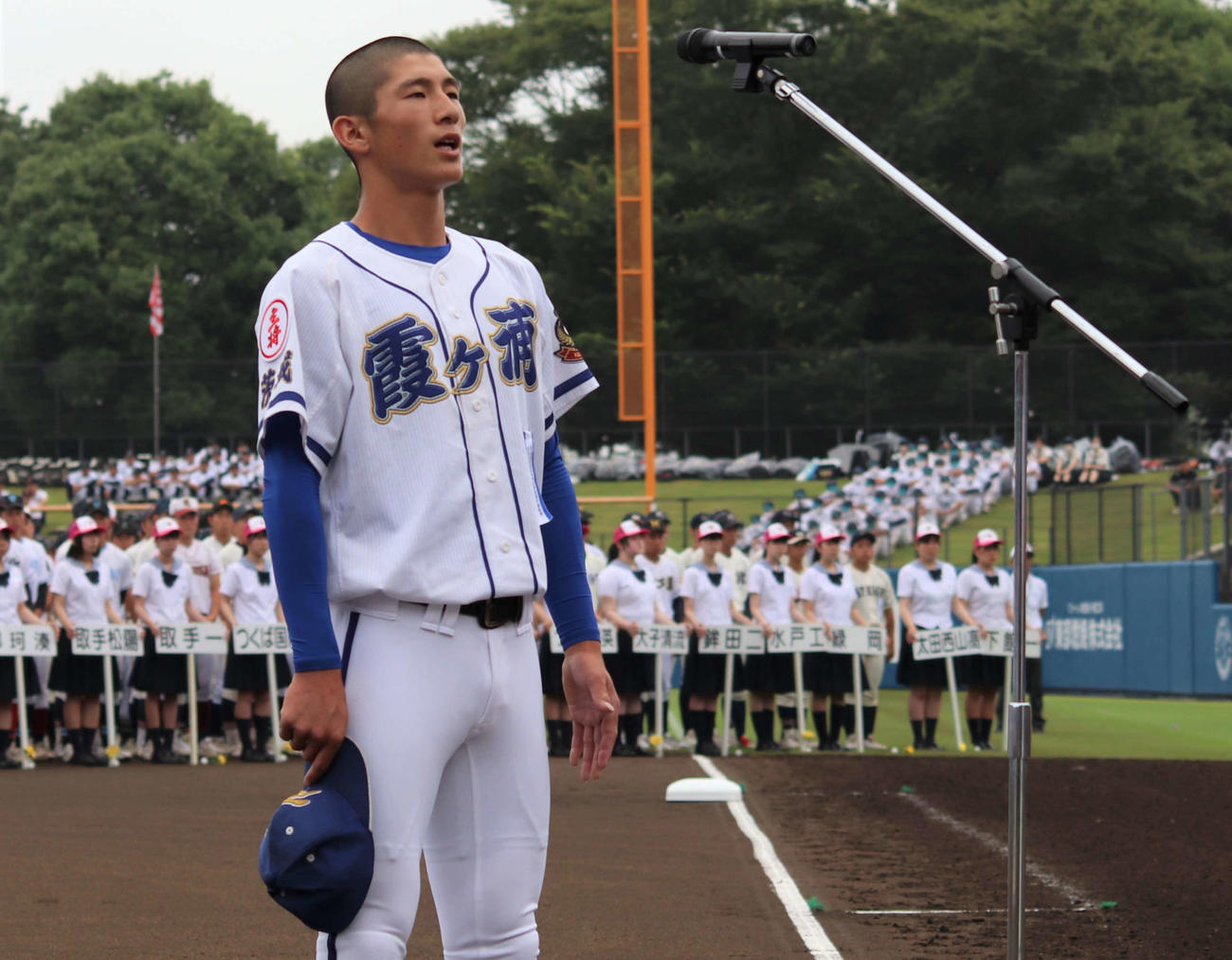 選手宣誓する霞ケ浦・新保（撮影・村山玄）