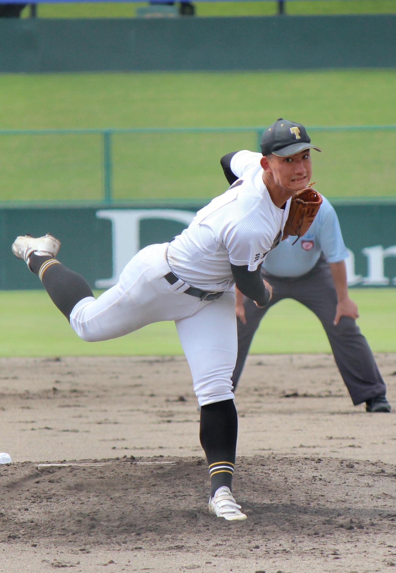 高田対三重　先発した高田・中山（撮影・柏原誠）