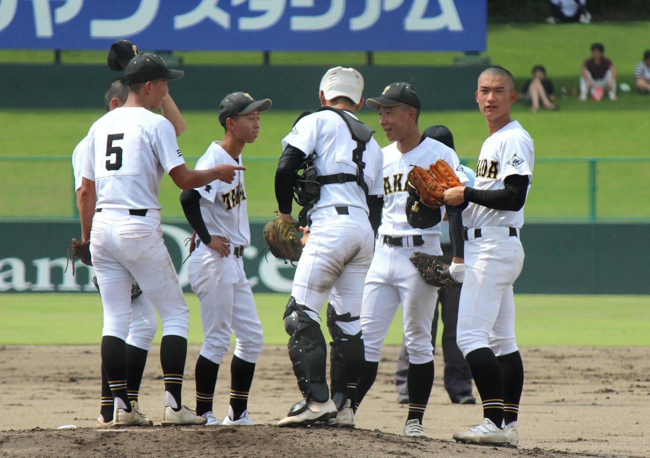 高田対三重　2回、逆転を許し中山（右）のもとに集まる高田ナイン（撮影・柏原誠）