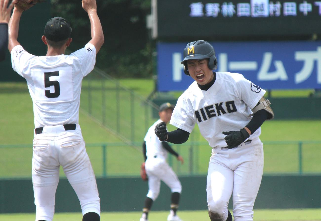 高田対三重　3回、適時三塁打を放ちガッツポーズの三重・大越（撮影・柏原誠）