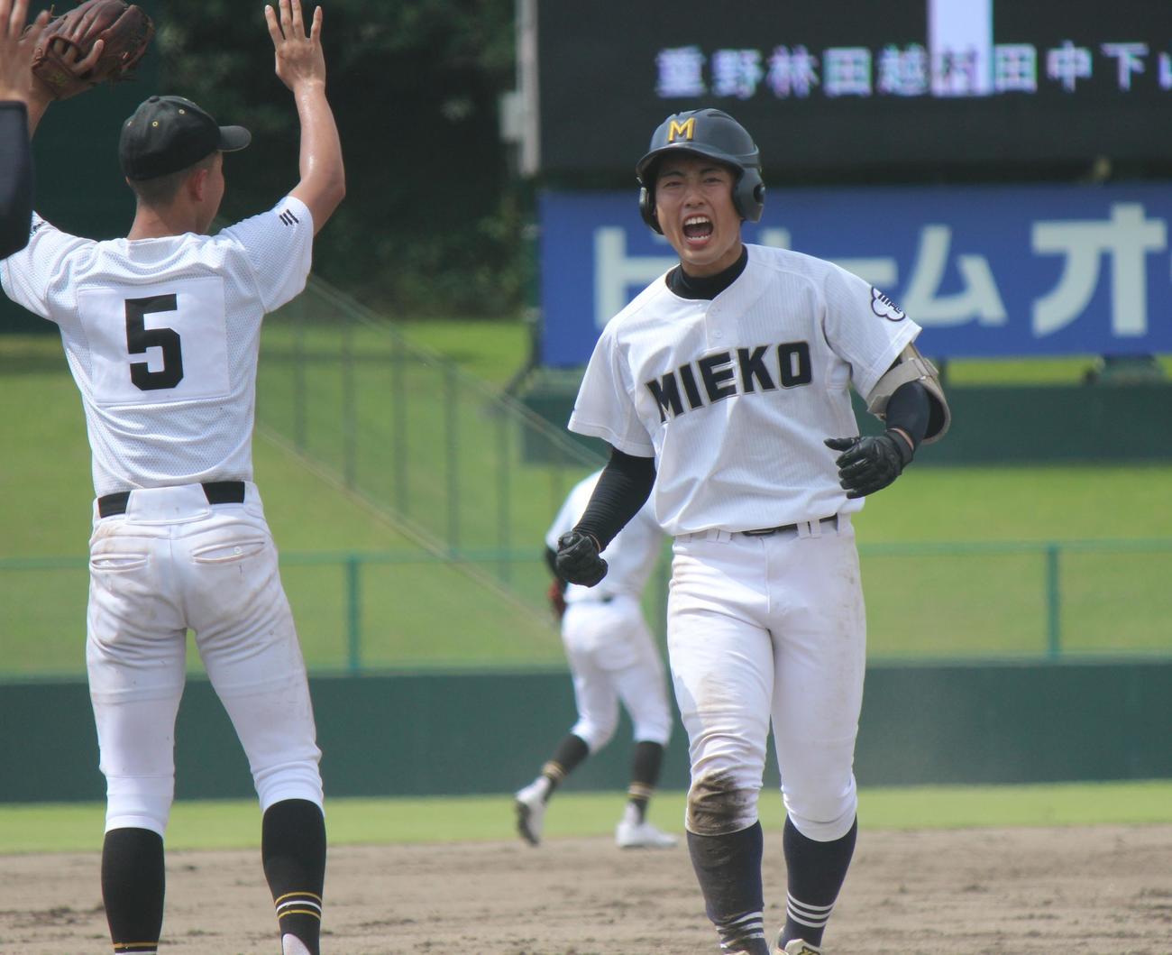高田対三重　3回、適時三塁打を放ちガッツポーズの三重・大越（撮影・柏原誠）