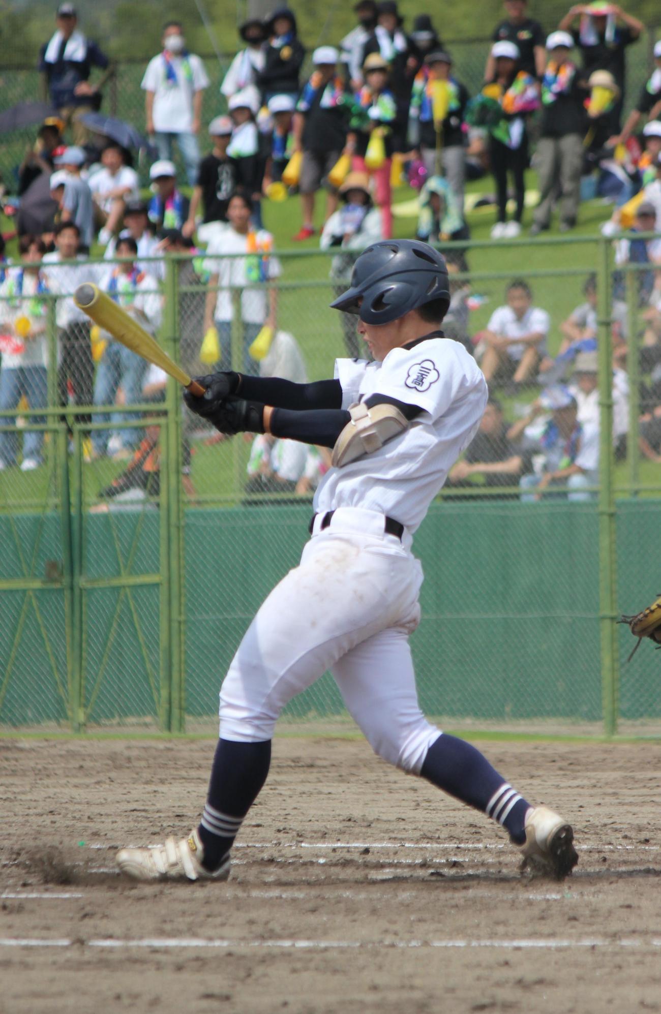 高田対三重　3回、中越え適時三塁打を放つ三重・大越（撮影・柏原誠）