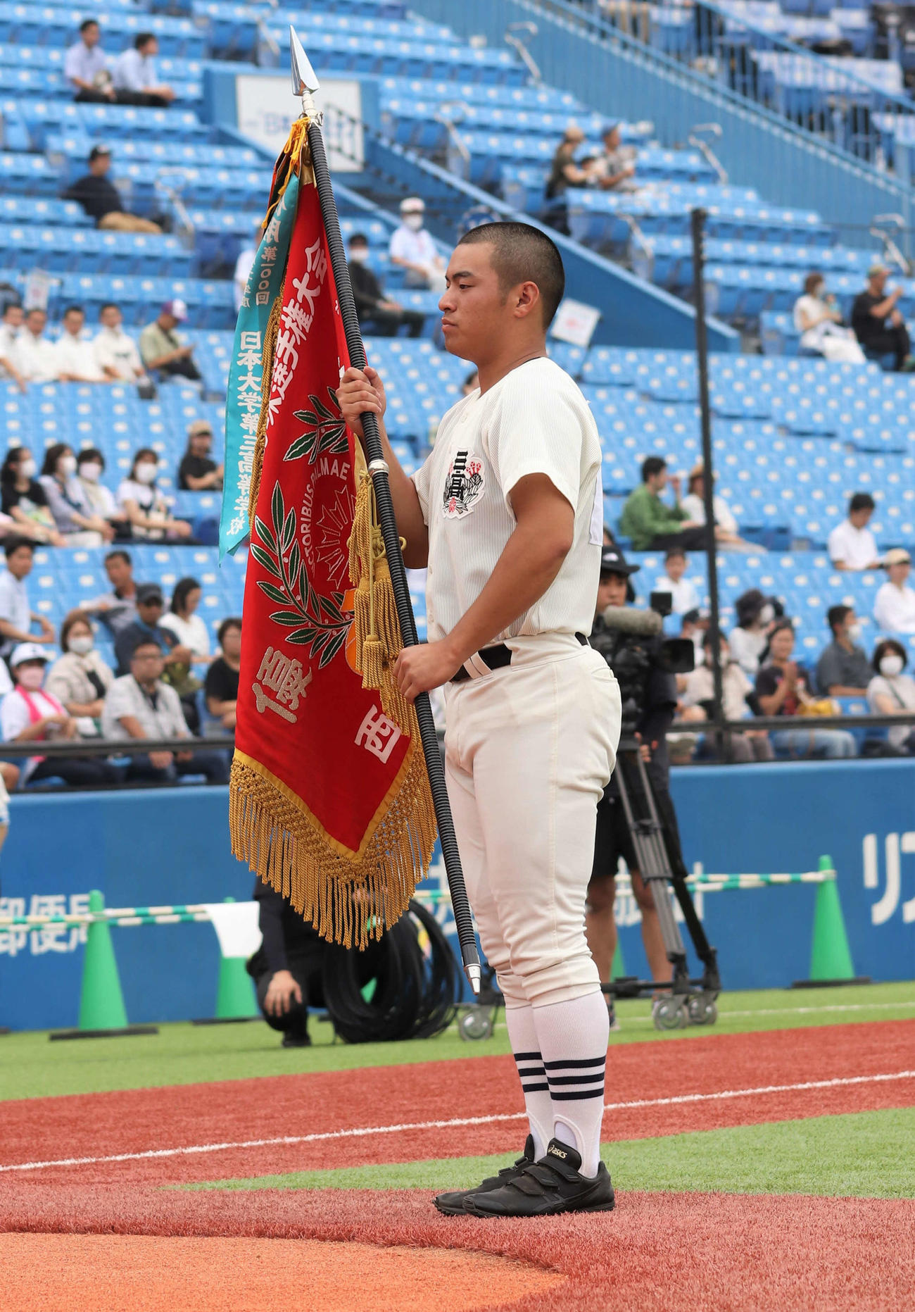 開会式で優勝旗を返還する日大三・二宮主将（撮影・玉利朱音）