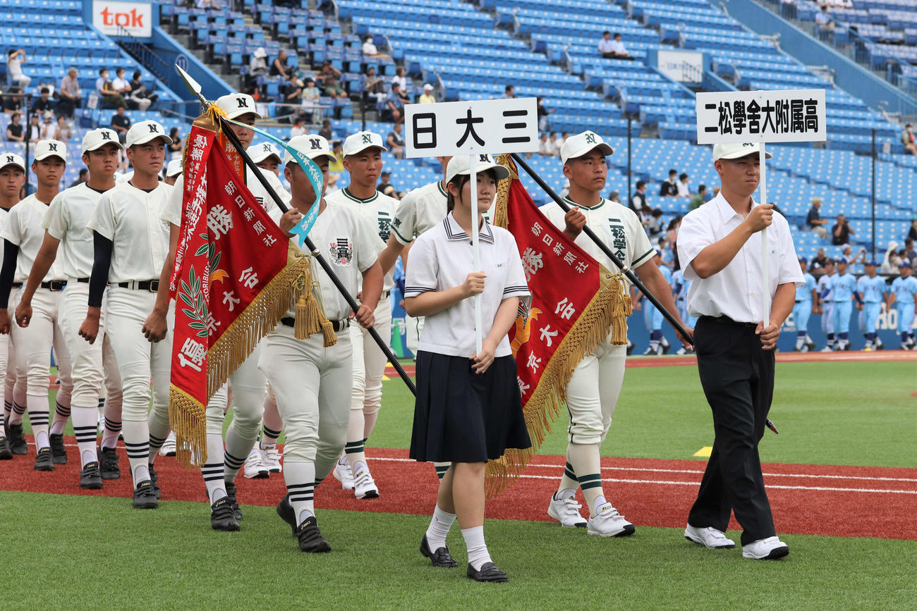 開会式で入場行進をする日大三（左）と二松学舎大付（撮影・玉利朱音）