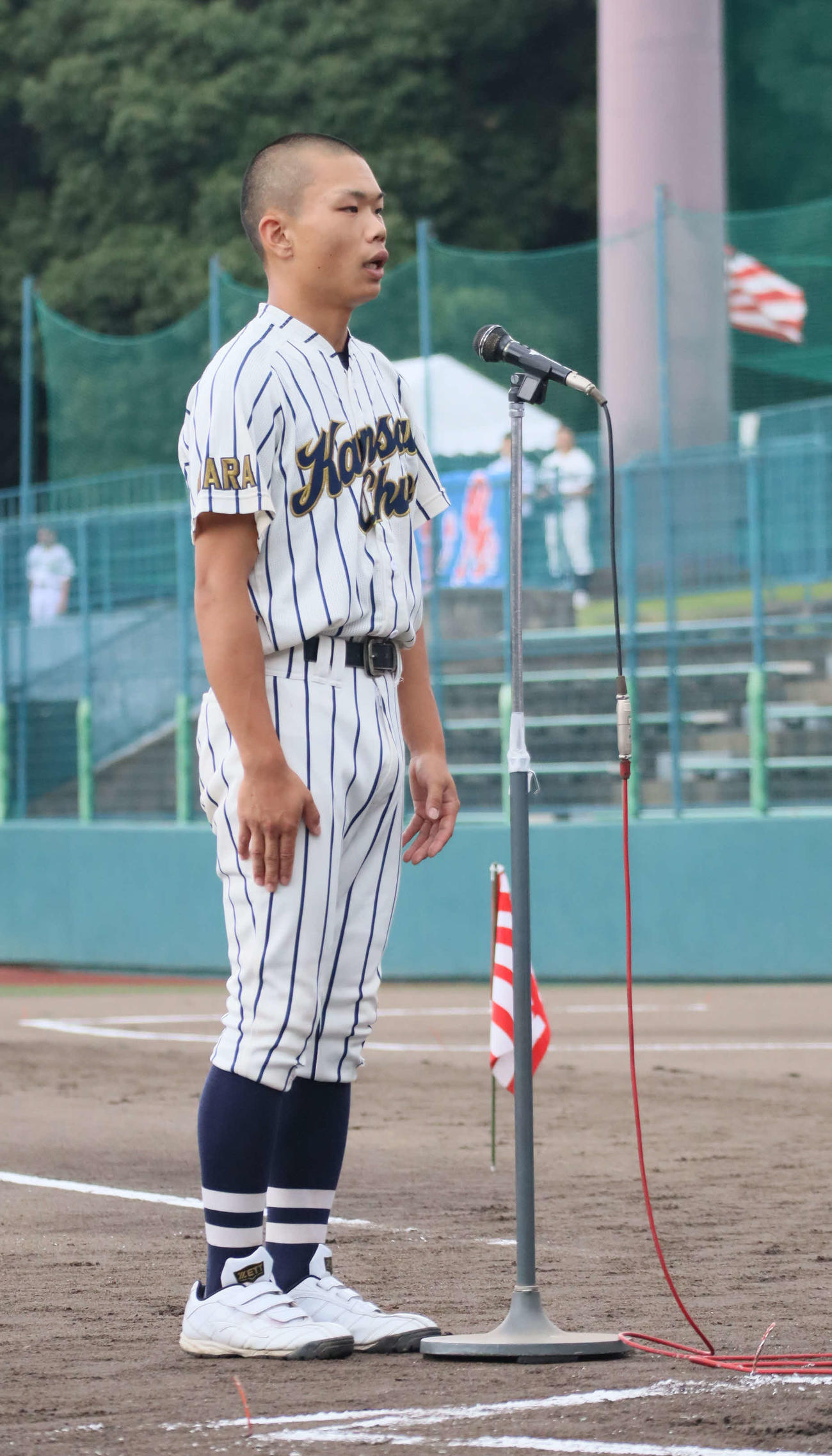 第105回全国高校野球選手権奈良大会の開会式で、選手宣誓する青翔、関西中央、二階堂、奈良南合同チームの主将で、関西中央の杉田悠真外野手（撮影・村松万里子）