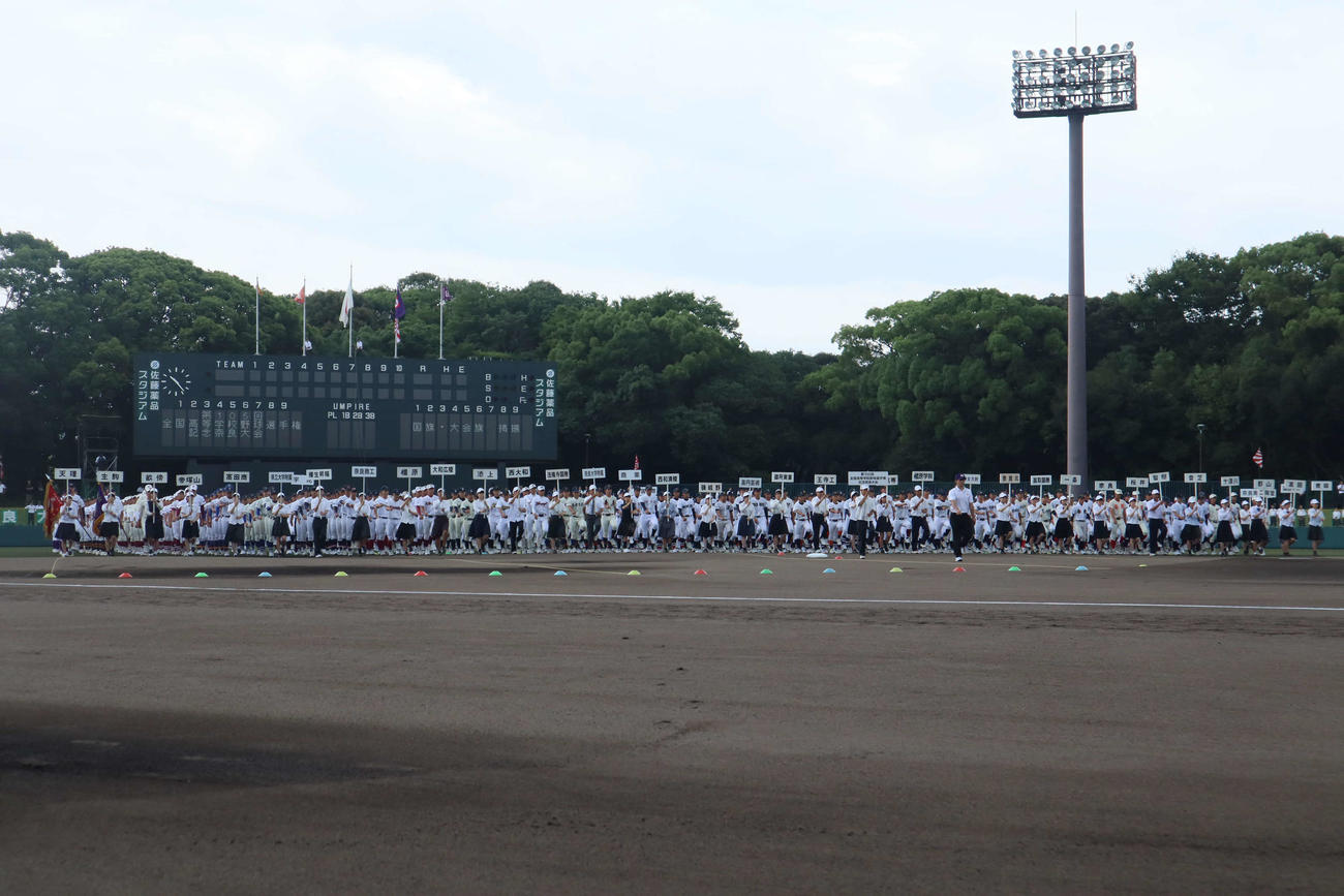 第105回全国高校野球選手権奈良大会の開会式で、いっせいに行進する35チームの選手（撮影・村松万里子）
