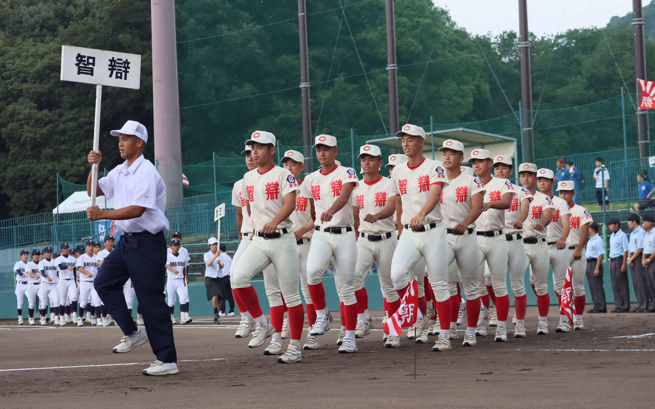 第105回全国高校野球選手権奈良大会の開会式で入場行進する、智弁学園ナイン（撮影・村松万里子）