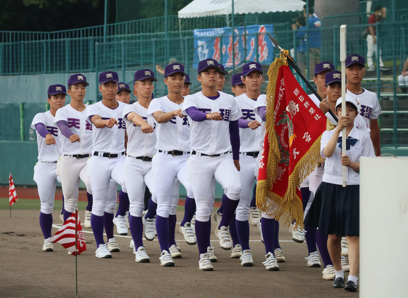 第105回全国高校野球選手権奈良大会の開会式で入場行進する、天理ナイン（撮影・村松万里子）