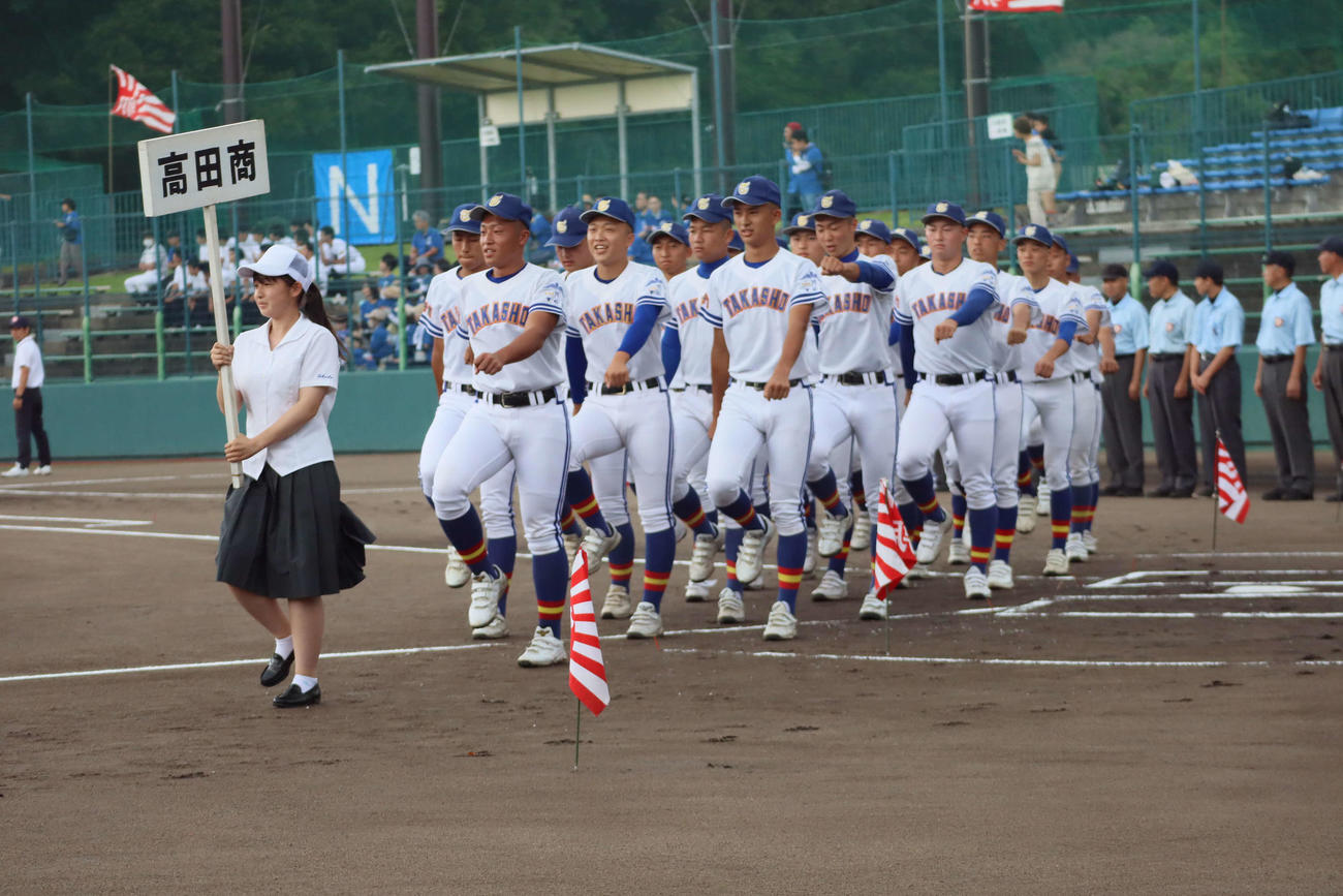 第105回全国高校野球選手権奈良大会の開会式で入場行進する、高田商ナイン（撮影・村松万里子）