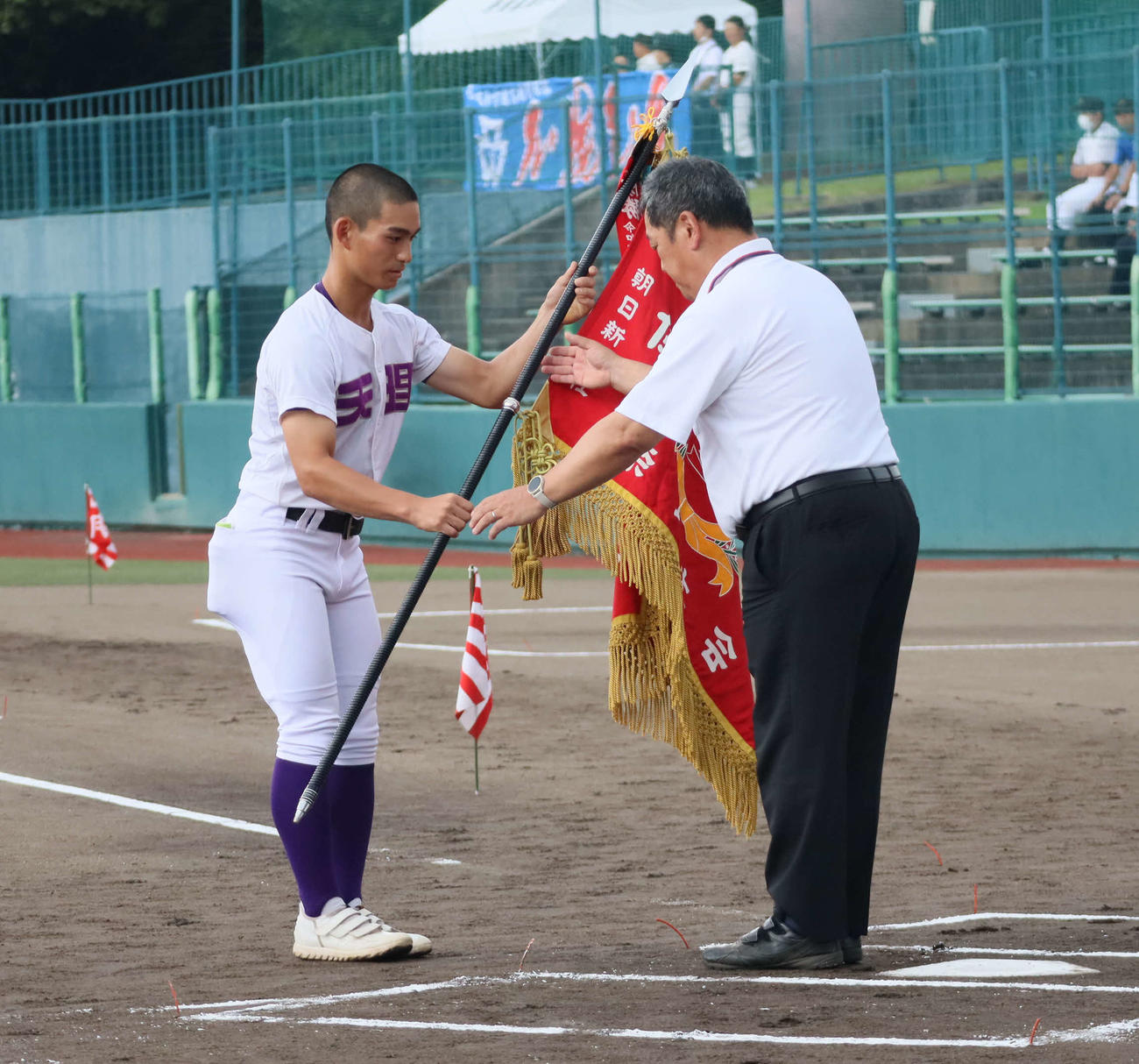 第105回全国高校野球選手権奈良大会の開会式で優勝旗を返還する天理・下林主将（撮影・村松万里子）