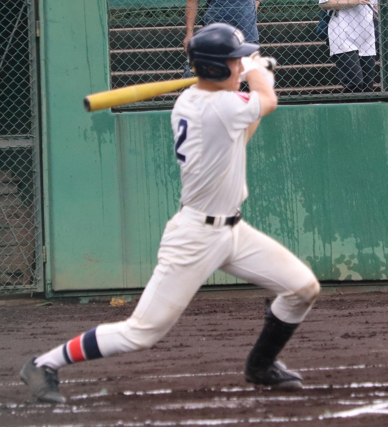 法政二対秦野曽屋　1回表法政二2死二塁、左前に先制打を放つ三木（撮影・古川真弥）