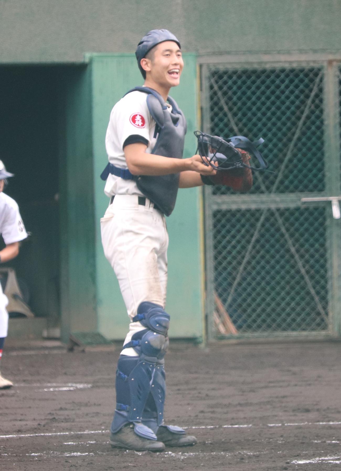 法政二対秦野曽屋　イニングの頭で野手陣に声をかける法政二・三木（撮影・古川真弥）
