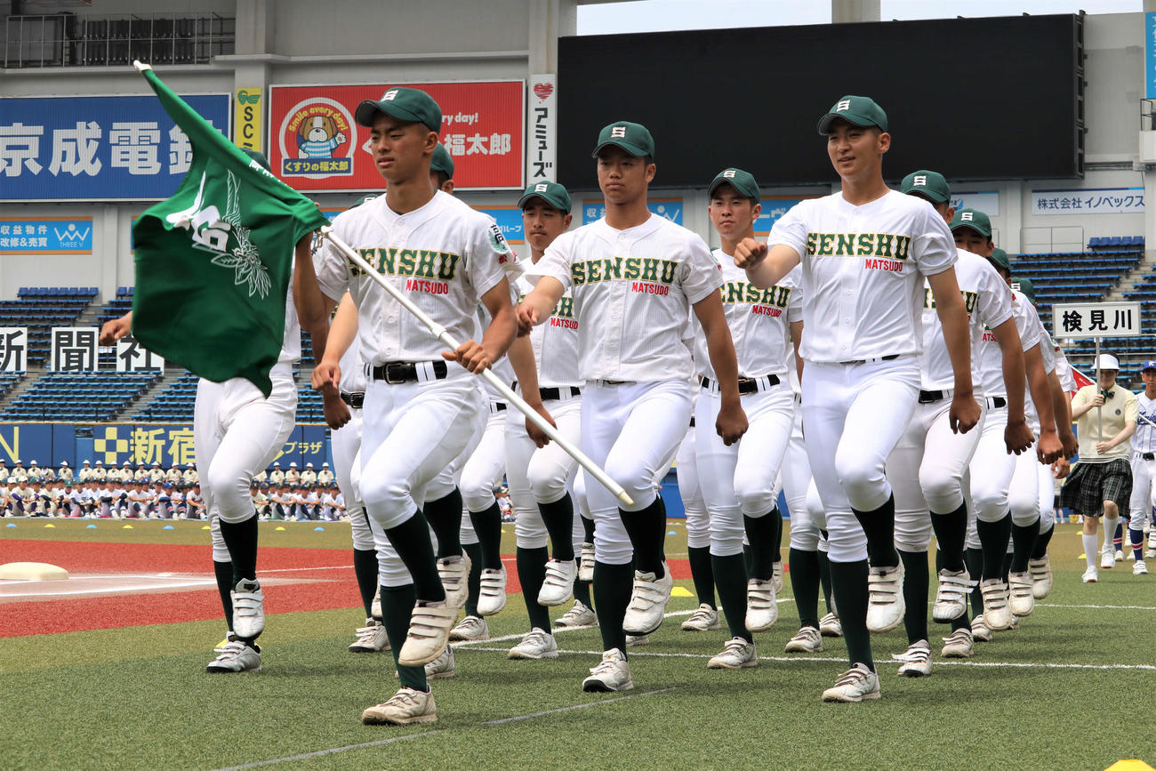 元気よく行進する、センバツ8強入りの専大松戸の選手たち（撮影・保坂淑子）