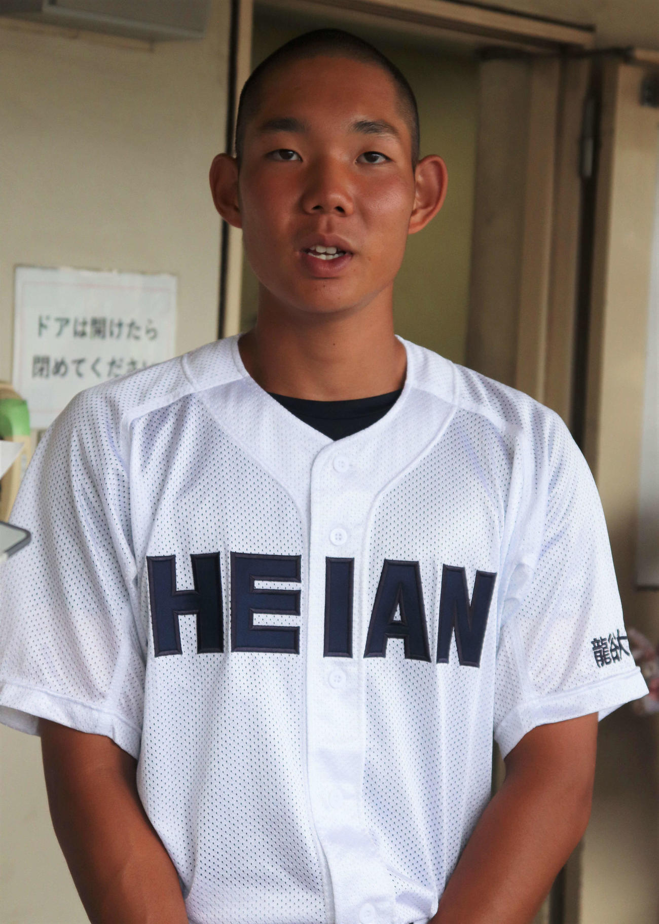 高校野球京都大会開会式　選手宣誓を務め、取材に答えた龍谷大平安の山口翔梧主将（3年）（撮影・中島麗）