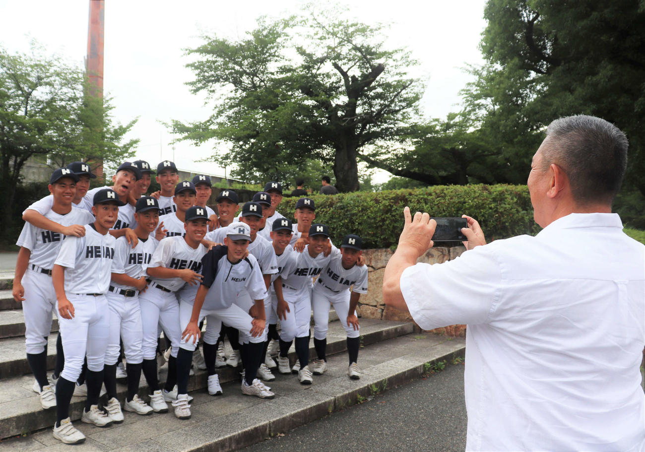 高校野球京都大会開会式　開会式後に龍谷大平安の原田英彦監督がカメラマン役となって3年生のメンバーとマネージャーで記念撮影を行った（撮影・中島麗）