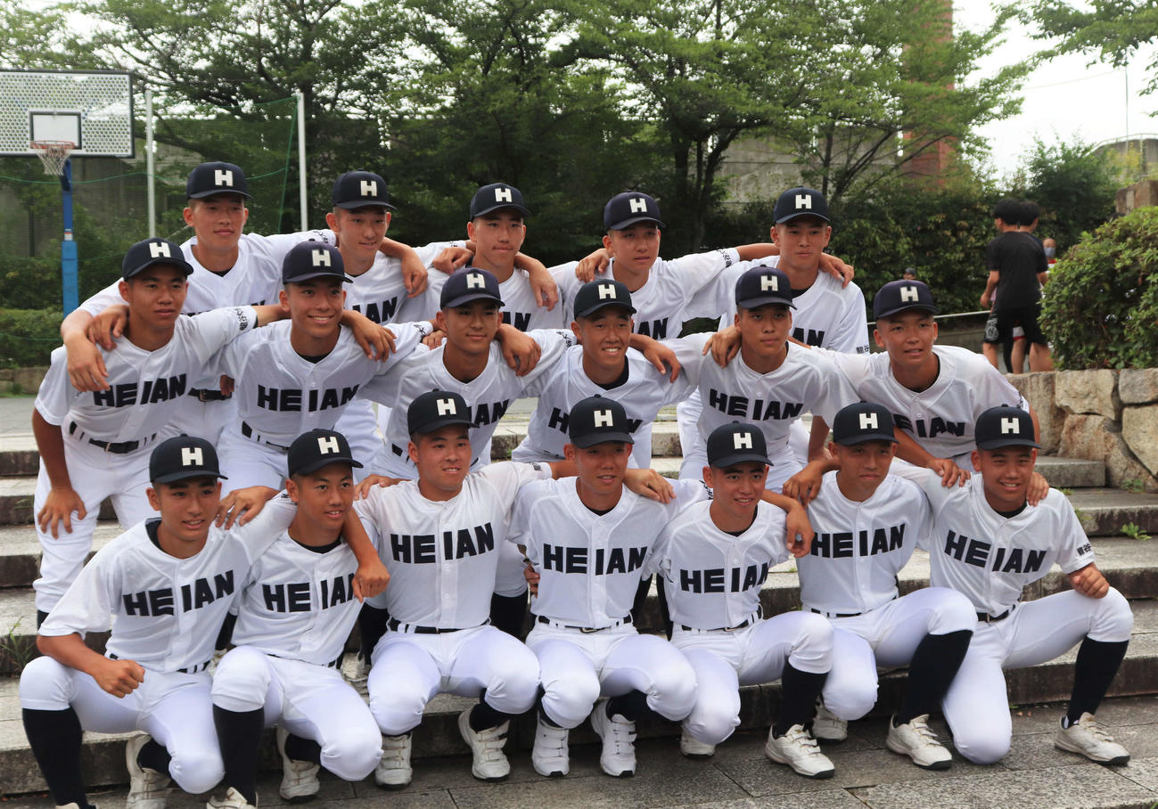 高校野球京都大会開会式　開会式後に龍谷大平安の原田英彦監督がカメラマン役となって3年生のメンバーとマネージャーで記念撮影を行った（撮影・中島麗）