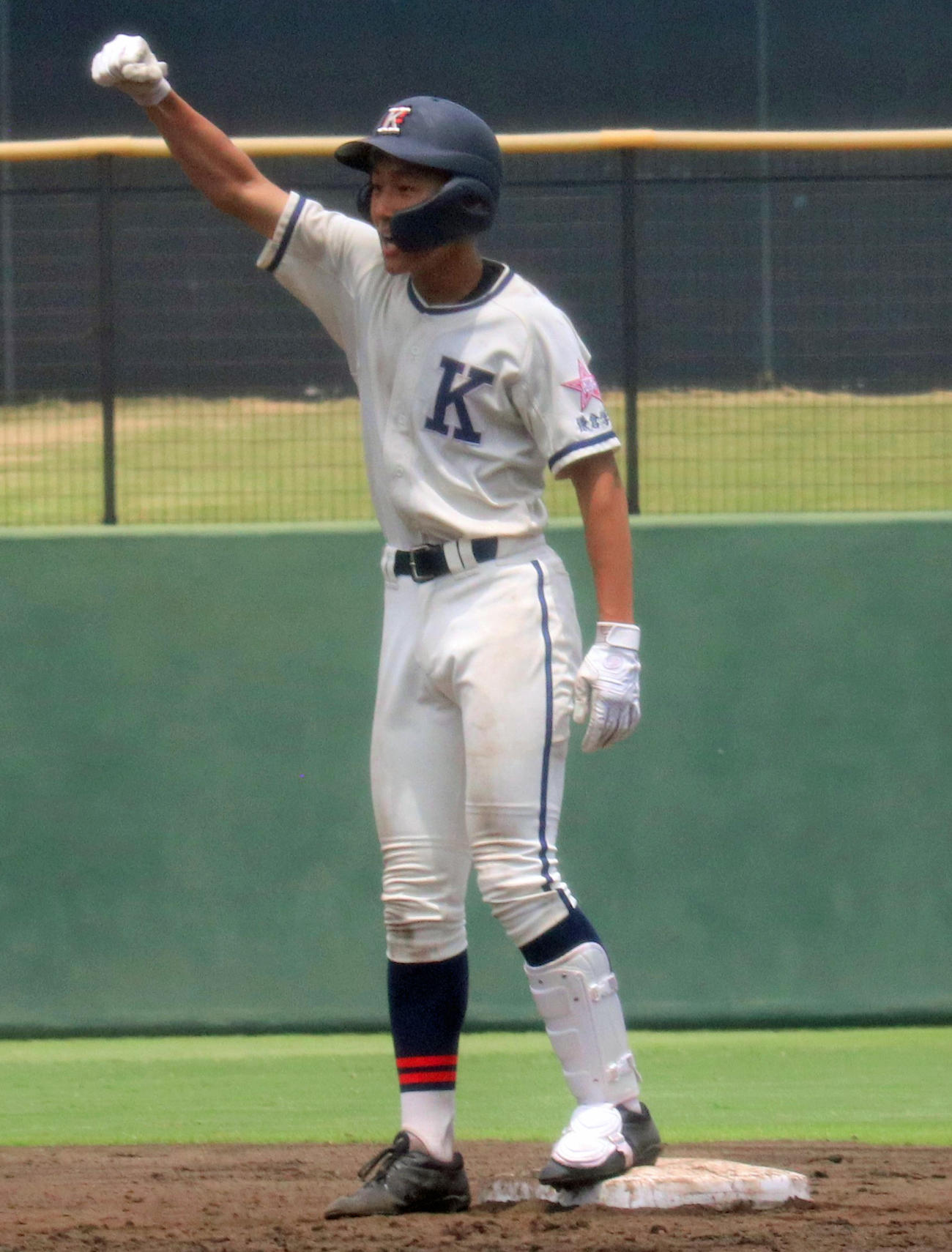 横浜商大高対鎌倉学園　7回裏鎌倉学園2死一塁　左越え適時二塁打を放ちベンチに向かってガッツポーズをする北野（撮影・星夏穂）