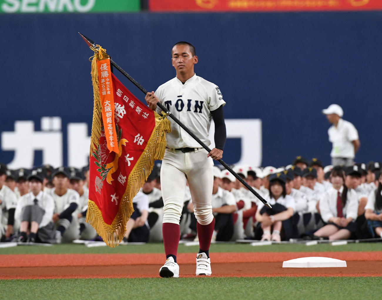 大阪大会の開会式で優勝旗を返還する前年度優勝の大阪桐蔭・前田主将（撮影・前岡正明）